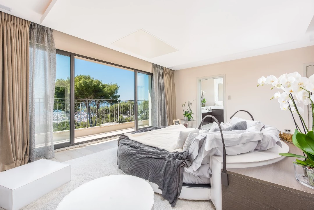 1680593627-Luxury Real estate rent Cannes villa Mosaique property bedroom.webp